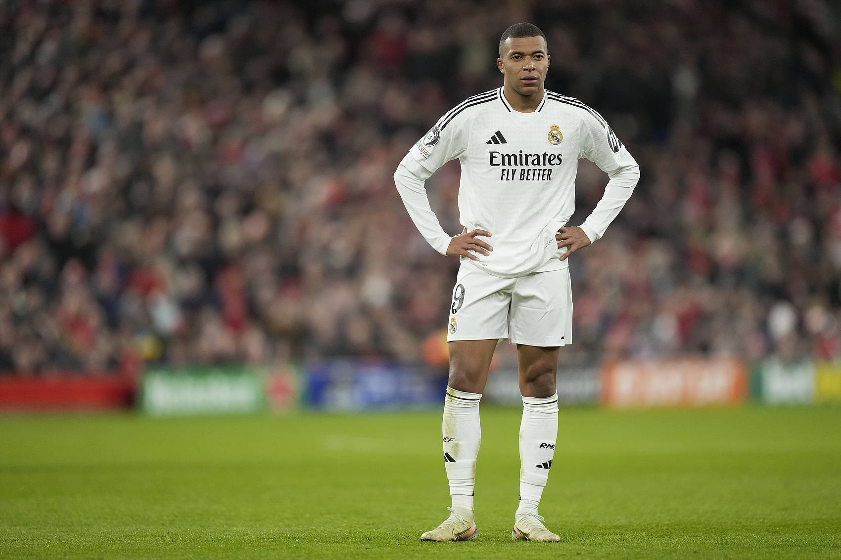 恩昆库加盟米兰后表现未达预期，面临舆论争议，需时间适应球队战术体系。