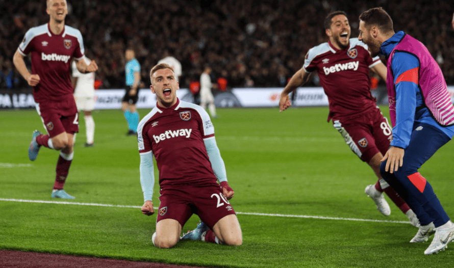 达成生涯400助里程碑，梅西赛后把球衣送给了看台上的父母