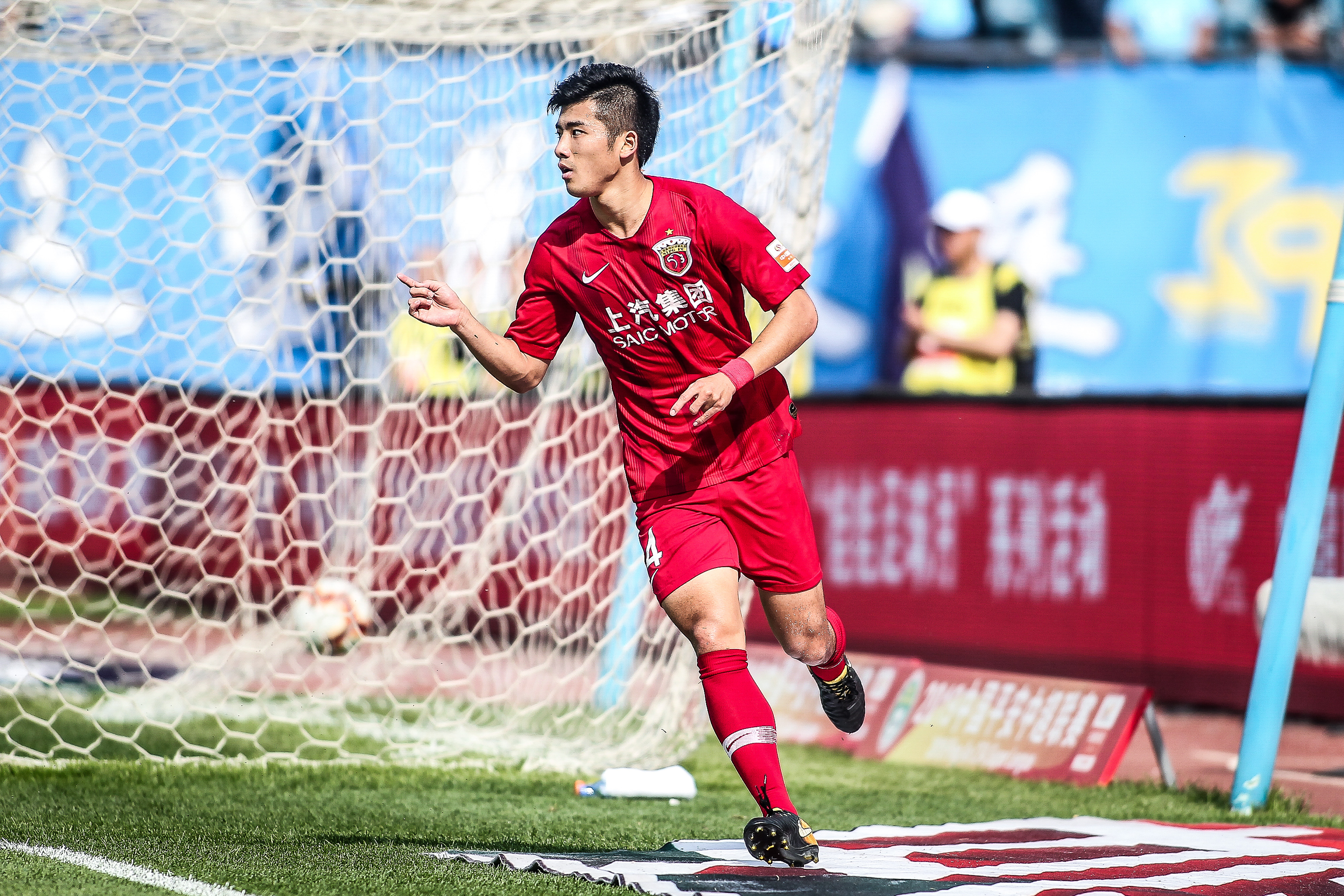 申花1-0新鹏城升至第二 中超冠军悬念最后一轮揭晓
