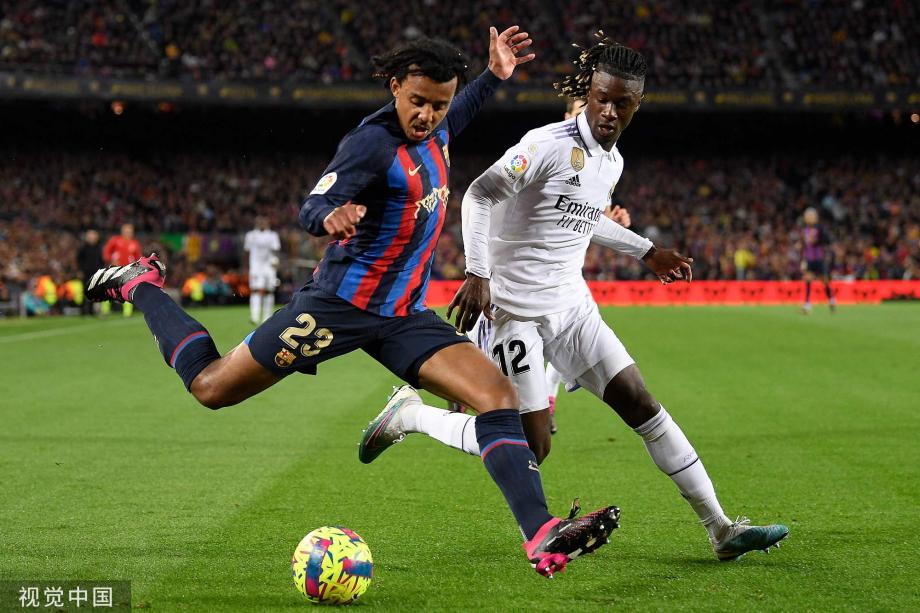 欧文背身单打得分，技术精湛