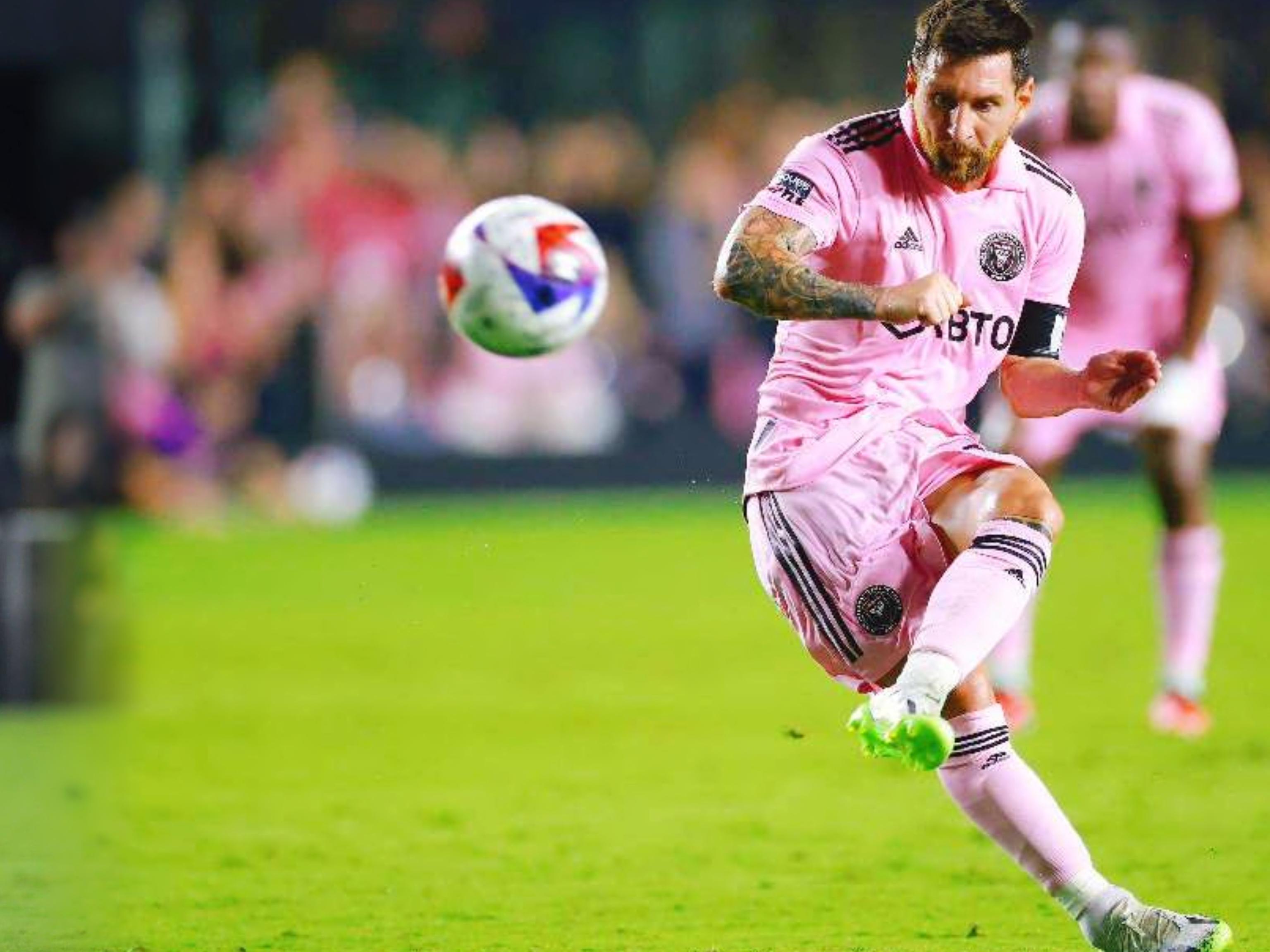 球星突破防线送出关键助攻